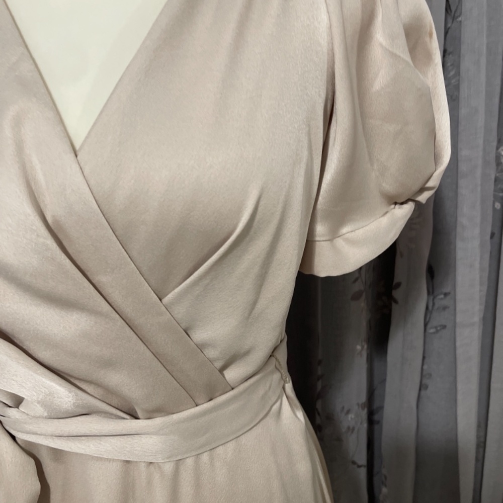 DKNY - Picture 2 of 3